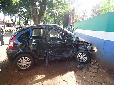 Colisão entre carro e camionete deixa dois feridos em Dourados