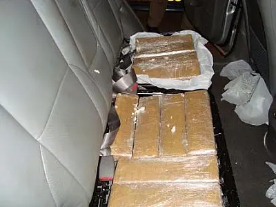Carro importado é apreendido com mais de 100 kg de maconha
