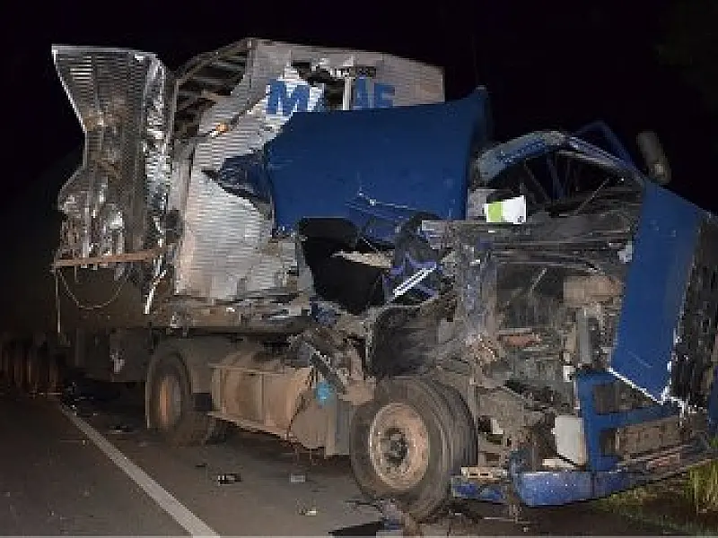 Uma carreta colide violentamente na traseira de outra em Coxim