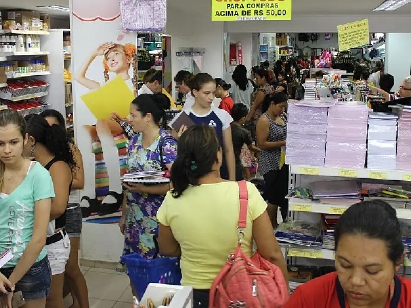 Pais de alunos lotam papelarias com a proximidade da volta às aulas