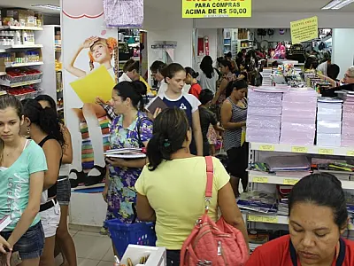 Pais de alunos lotam papelarias com a proximidade da volta às aulas