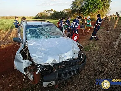 Condutor derruba 23 postes de cerca e sofre acidente na BR-163