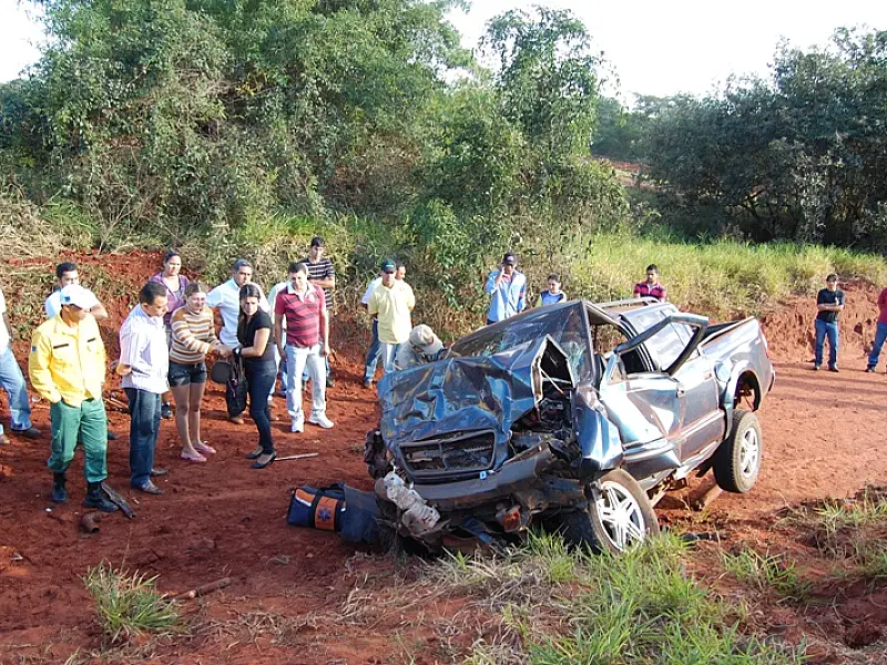 Motorista fica ferido após perder controle de caminhonete em Jateí