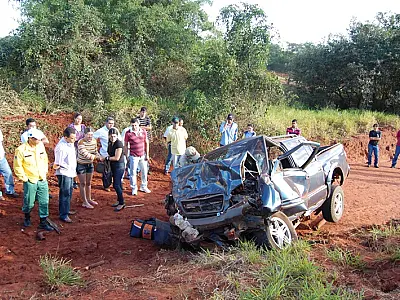 Motorista fica ferido após perder controle de caminhonete em Jateí
