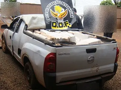 Motorista abandona caminhonete com quase 700 kg de droga e munições