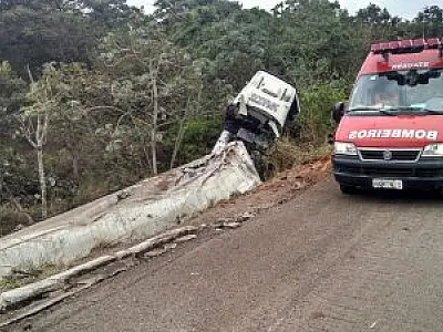 Motorista fica ferido ao tombar carreta em ribanceira na BR-163