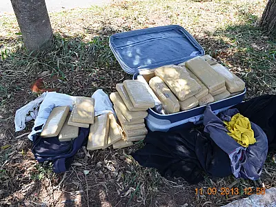 PMA prende dois traficantes com 49,54 kg de maconha em carro furtado em Mato Grosso