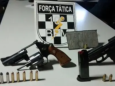 Policiais do 10º BPM apreendem armas de fogo e munições com homem