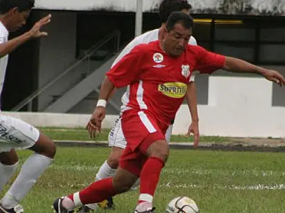 Após fraturar a perna, ex-jogador Tainha passa por cirurgia