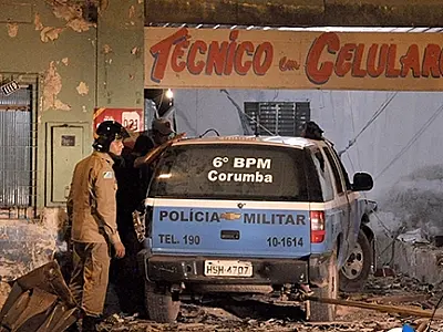 Viatura da Polícia Militar invade garagem de residência em Corumbá