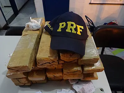 Jovem de 21 anos é preso pela PRF com 26 tabletes de maconha