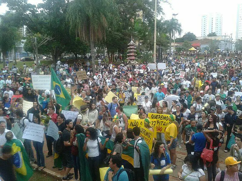 Manifestantes passam pela Prefeitura da Capital e gritam frases ao Prefeito
