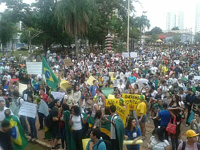 Manifestantes passam pela Prefeitura da Capital e gritam frases ao Prefeito