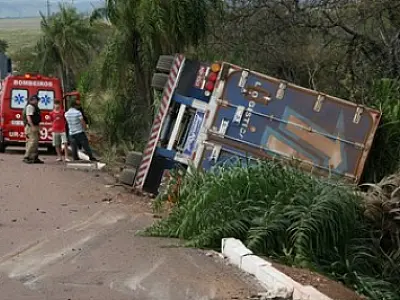 PRF encontra 27 kg de cocaína em caminhão tombado na BR-163