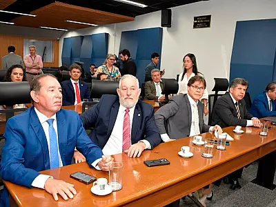 Deputados fazem mediação com governo para atender servidores estaduais