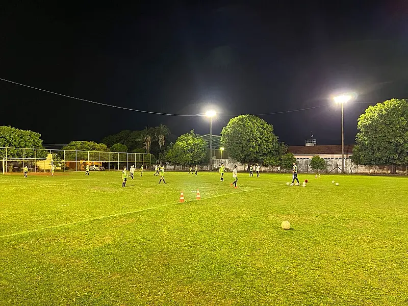 Prefeitura entrega iluminação revitalizada para esporte e lazer no Campo de Futebol da Vila Santo An