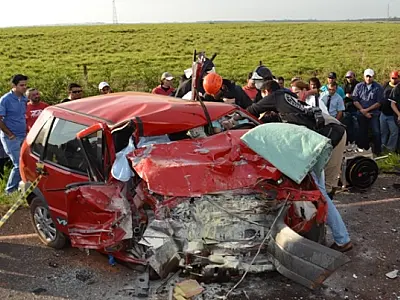 Colisão entre dois carros mata três pessoas na MS-156