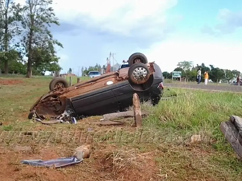 Carro capota e deixa dois feridos em Novo Horizonte do Sul