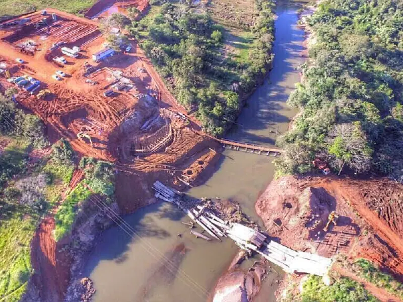 Em ritmo acelerado, operários constroem estrutura que vai substituir ponte que desabou em efeito dominó