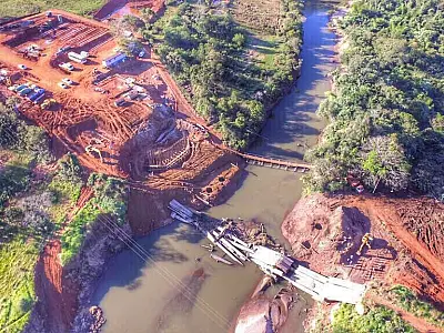 Em ritmo acelerado, operários constroem estrutura que vai substituir ponte que desabou em efeito dominó