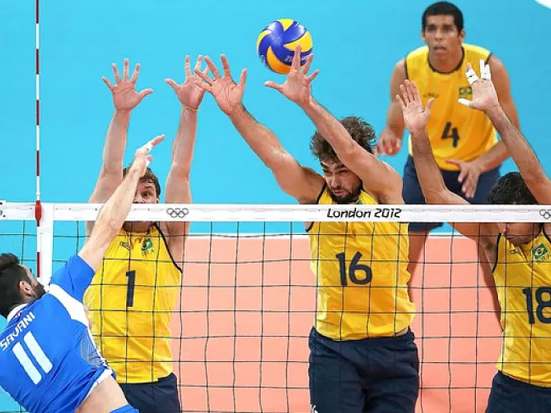 Brasil derrota Itália e enfrenta Rússia na final do vôlei masculino