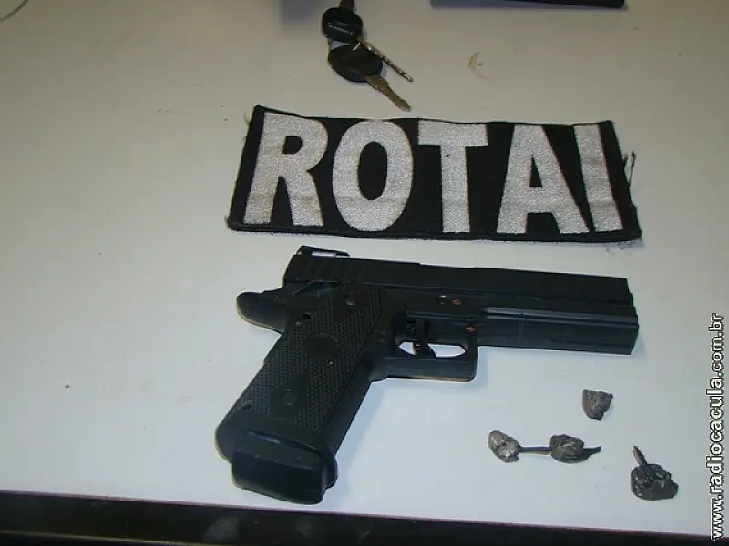 Revendedora de carros é assaltada; ladrão usava arma de brinquedo