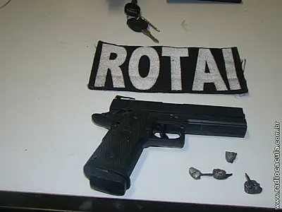 Revendedora de carros é assaltada; ladrão usava arma de brinquedo