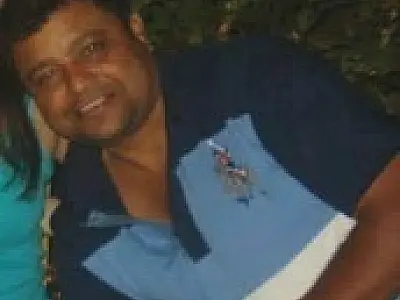 Trator bate em poste e provoca curto; motorista morre