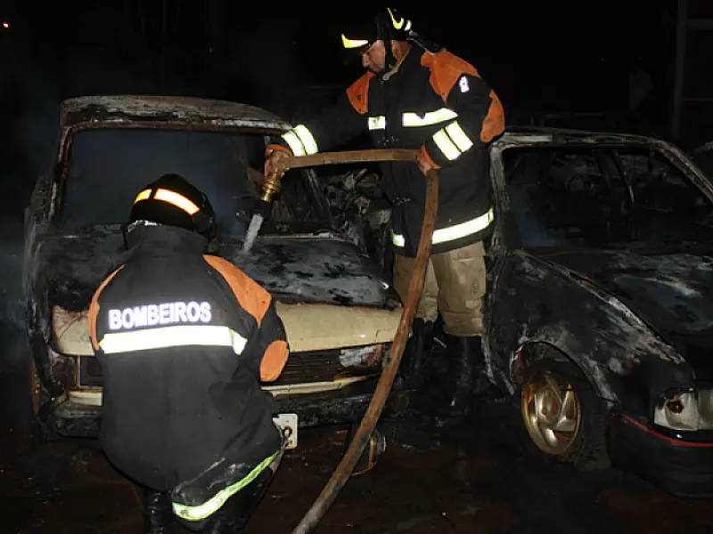 Incêndio destrói veículos no Detran do interior