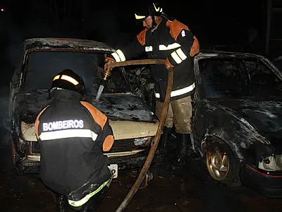 Incêndio destrói veículos no Detran do interior