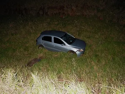Condutor sai ileso após carro capotar e cair em ribanceira