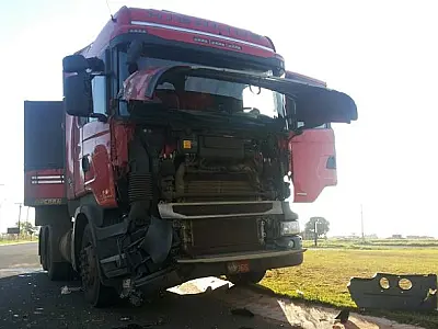 Bi trem colide em ônibus na cidade de Nova Andradina