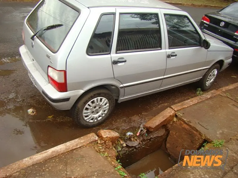 Mulher desce do carro e cai em bueiro aberto em Dourados