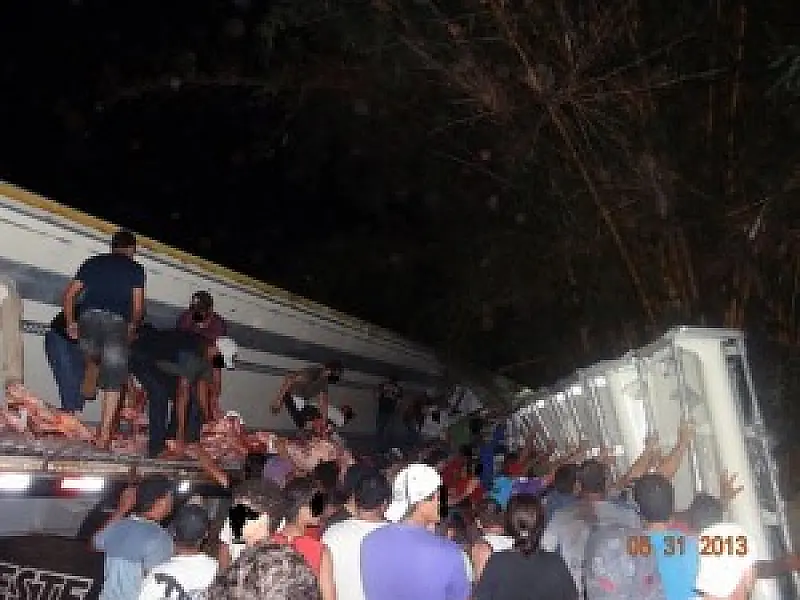 Cassilandenses saqueiam carga de carreta tombada