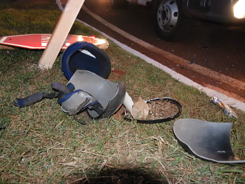 Motociclista avança rotatória da Embrapa e bate em placa 'Pare'