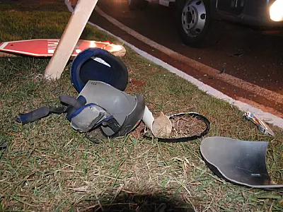 Motociclista avança rotatória da Embrapa e bate em placa 'Pare'