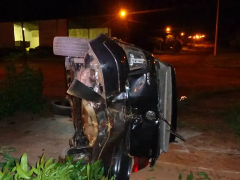 Homem embriagado tenta fugir da polícia e capota veículo