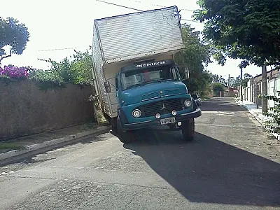 Caminhão não completa conversão e afunda fossa na Capital