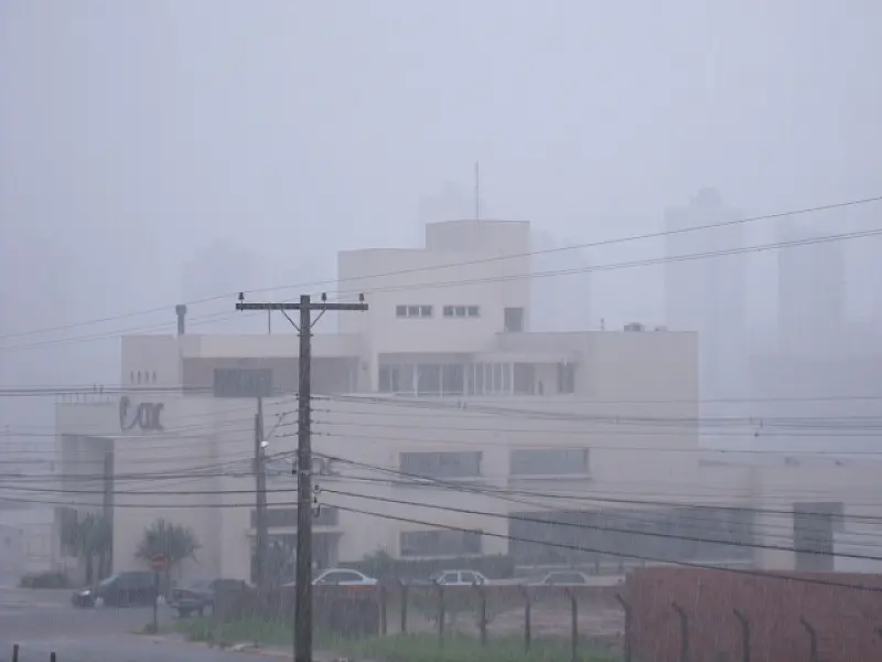 Trecho da Av. Mato Grosso interditado após chuvas
