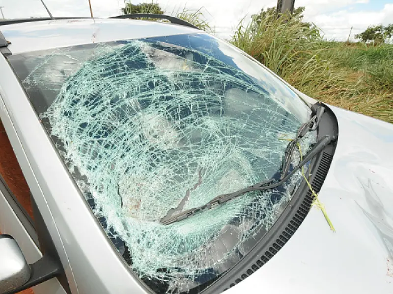 Carro perde controle e idosa morre atropelada