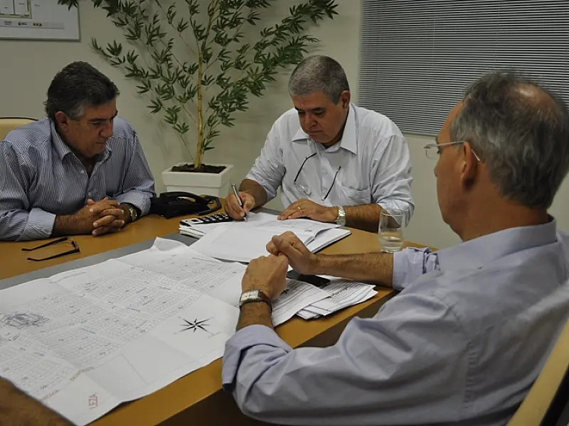 Prefeito de Maracaju se reúne com secretário de habitação para pleitear moradias
