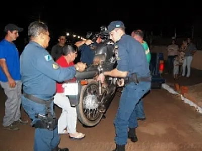 Jovem morre ao bater moto em caminhonete parada em Angélica