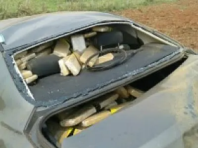 Carro capota e polícia encontra 700 quilos de cocaína