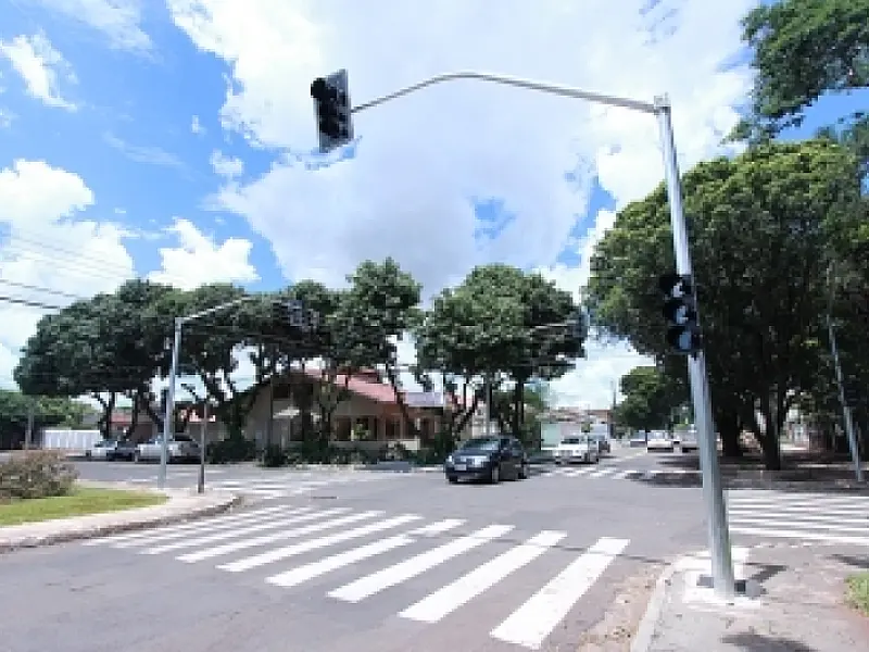 Semáforo no cruzamento da Rua Amazonas com Alagoas é ativado