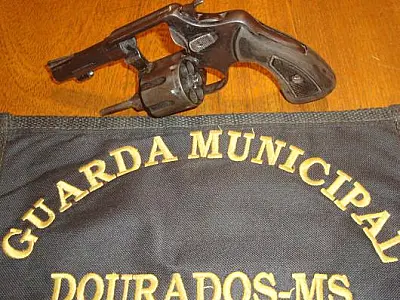 Adolescente leva arma para escola pública em Dourados