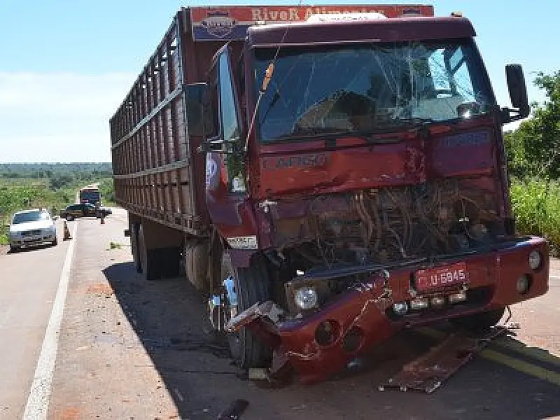 Colisão entre caminhões deixa motorista ferido na BR-163