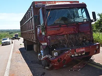 Colisão entre caminhões deixa motorista ferido na BR-163