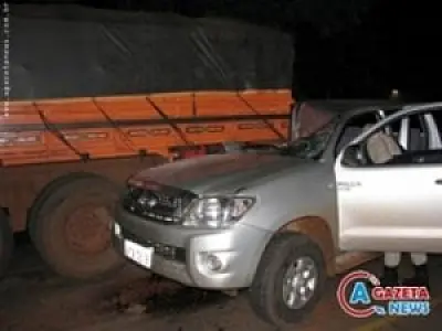 Hilux fica destruída após colidir com caminhão em Amambai