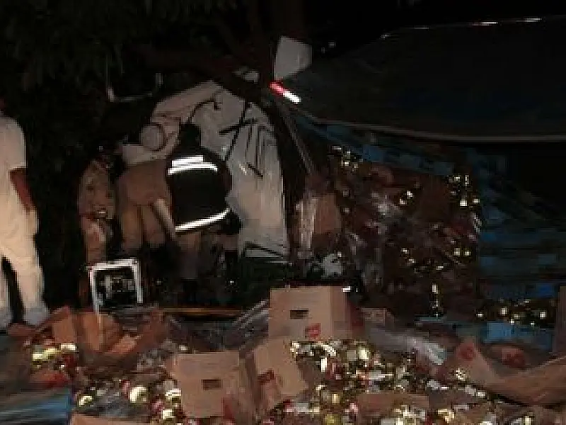 Motorista tomba carreta e fica preso às ferragens em Sonora