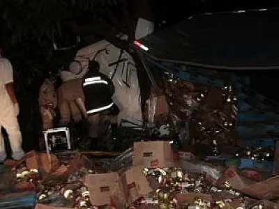 Motorista tomba carreta e fica preso às ferragens em Sonora